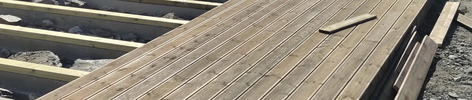 Træterrasse på hård og ujævn grund Træterrasse på hård og ujævn grund